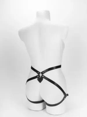 Harness damski z metalowymi zdobieniami, czarny